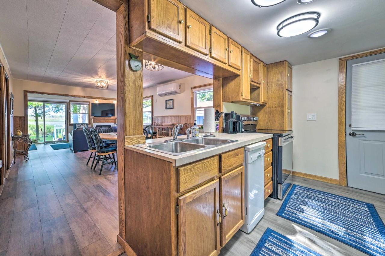 East Tawas Lakefront Getaway With Kayaks And Deck Kültér fotó
